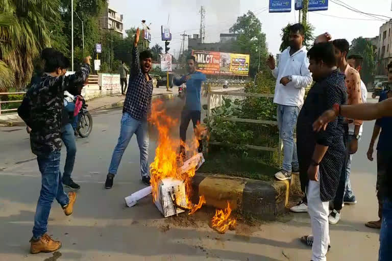 nsui-burnt-effigy-of-minister-pradyuman-singh-tomar-in-rewa