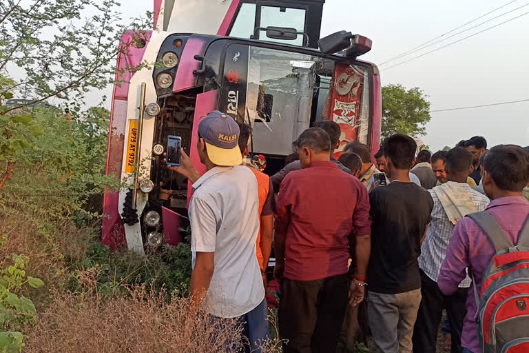 Bus carrying passengers coming from UP overturned uncontrolled, dozen passengers injured