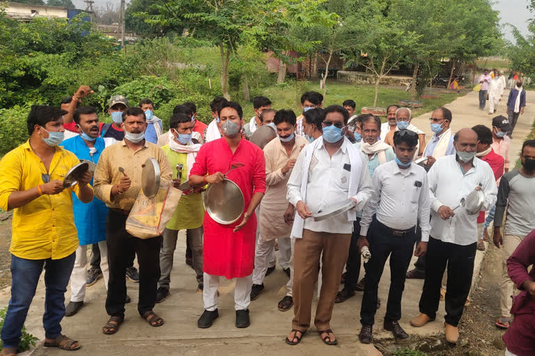 Kisan Congress workers celebrated unemployment day by ringing bell and thali