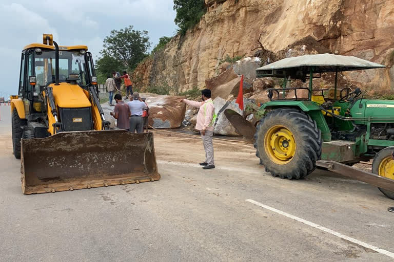 ఔటర్​ రింగ్​ రోడ్డు విరిగిపడ్డ కొండచరియలు