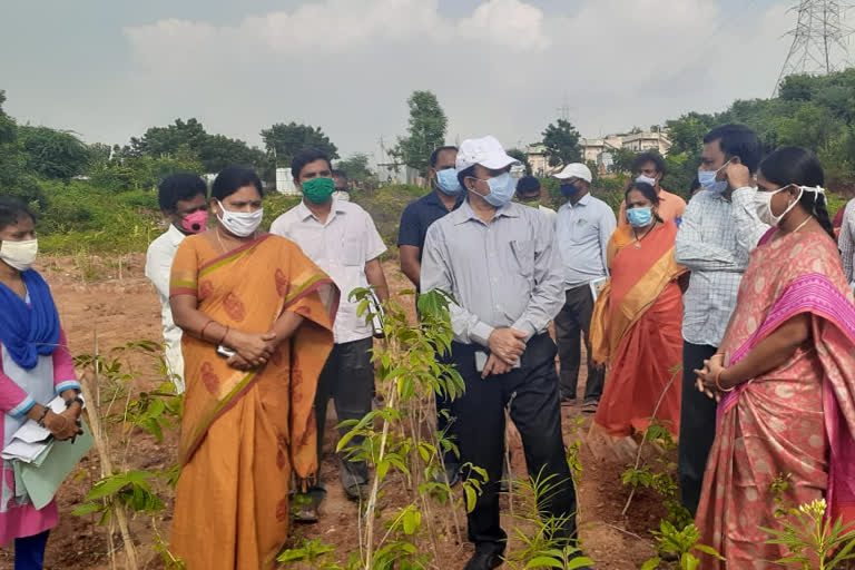 రైతు వేదిక నిర్మాణాలు నాణ్యతగా నిర్మించాలి: కలెక్టర్ ఎంవీ రెడ్డి