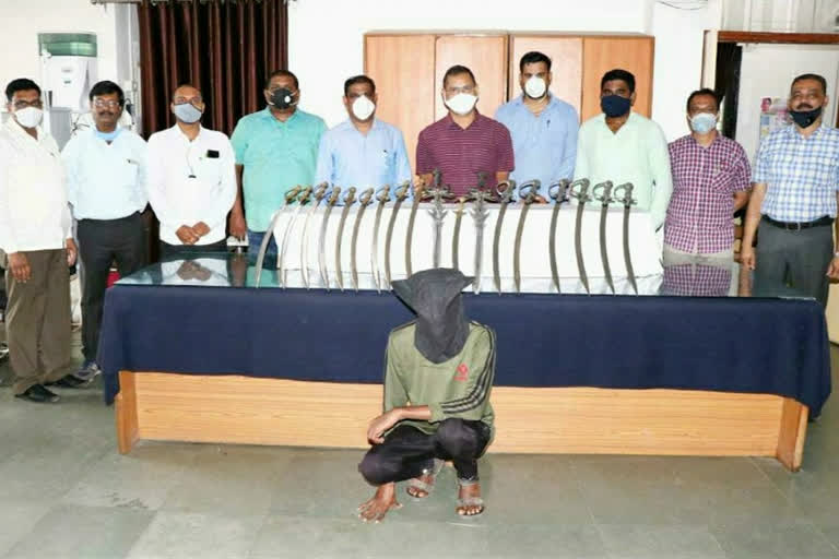 Nashik Sinnar Youth arrested for illegally carrying swords