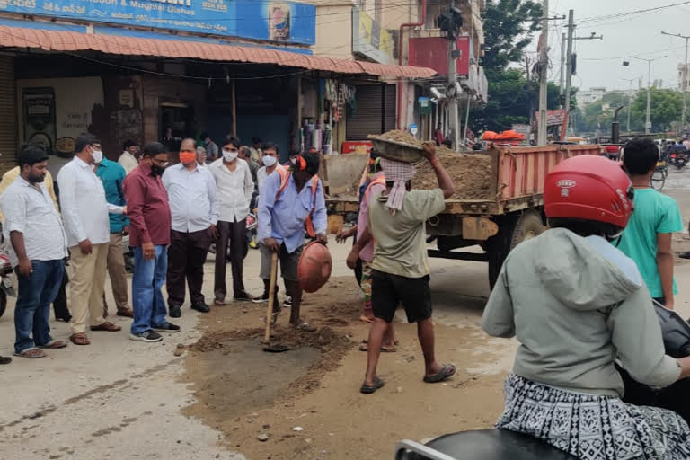 వర్షాల నేపథ్యంలో బస్తీల్లో పర్యటించిన కార్పొరేటర్ ప్రకాశ్ గంగపుత్ర