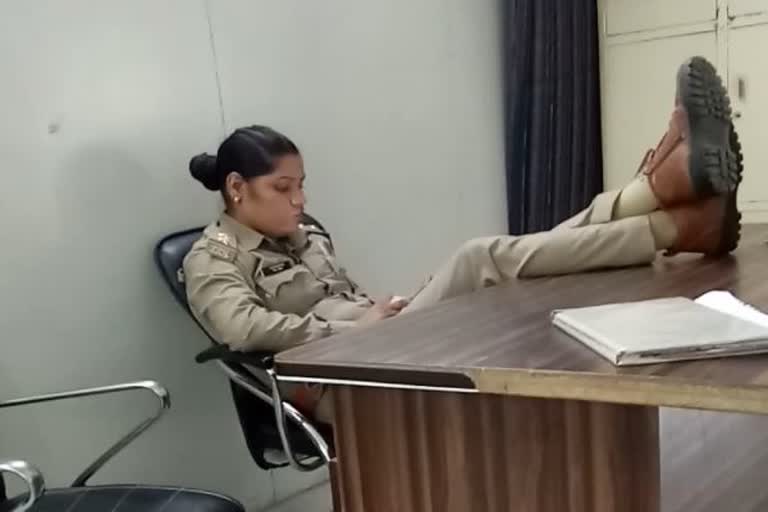 viral video of lady inspector swank from kanpur