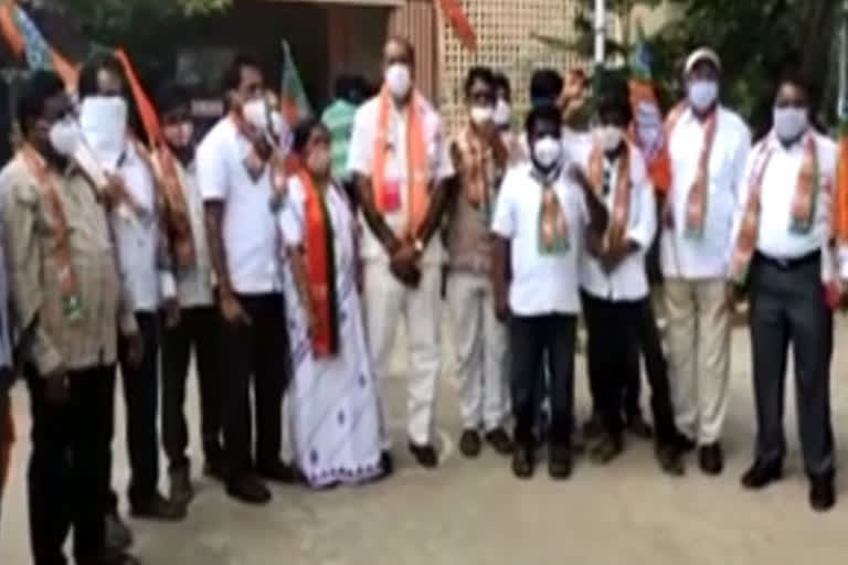 bjp leaders protest infront of nuzivid police station in krishna district