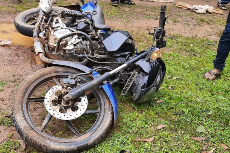 Youth killed in road accident Between the lorry-bike