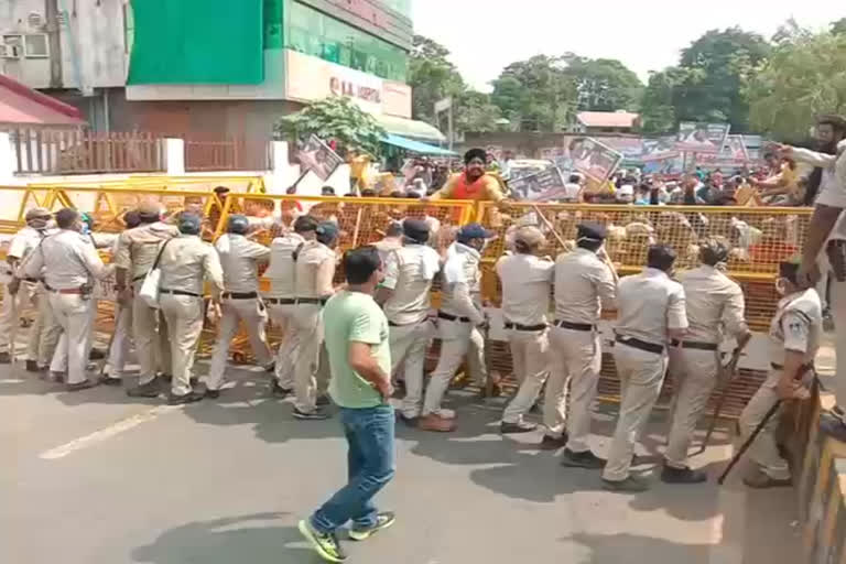 protest against former CM Kamal Nath