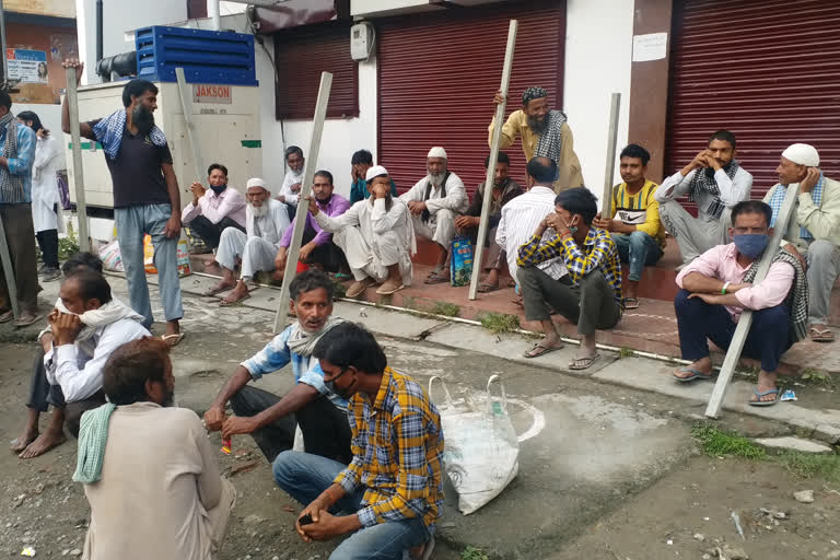 Haldwani: Unemployment forces people to sell themselves in market