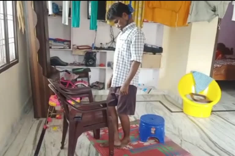 Man commits suicide by hanging himself to fan