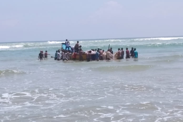 engine boat  rolled  due to waves at bhavanapadu