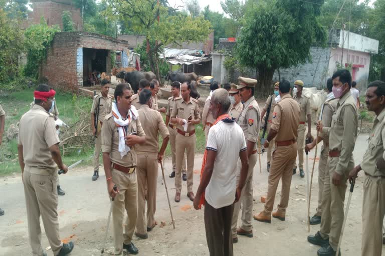 घटना के बाद गांव में तैनात पुलिस बल.