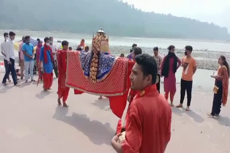 bathing-of-surkanda-devis-doli-with-great-pomp-at-triveni-ghat