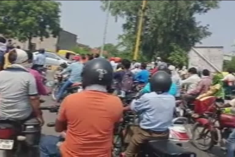 Cleaning workers protest against administration in Noida