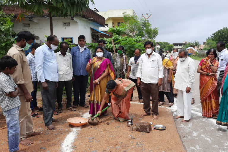 రూ. 35 లక్షలతో అభివృద్ధి పనులకు శంకుస్థాపన