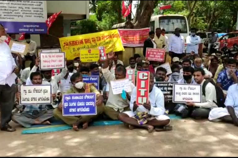 village panchayath employees protest