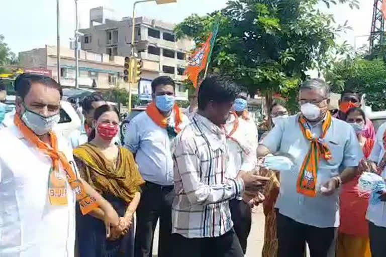 भाजपा कार्यकर्ताओं ने बांटे मास्क, जोधुपर न्यूज, BJP distributed masks in Jodhpur