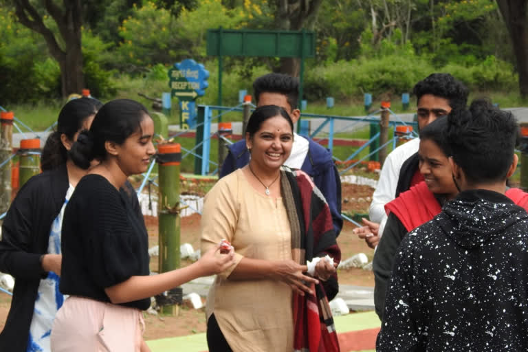 Shruti celebrates Birthday with Bandipur Forest Department staff ..!