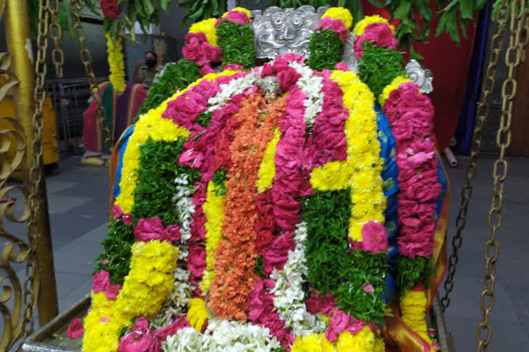 unjal seva rituals in yadadri temple