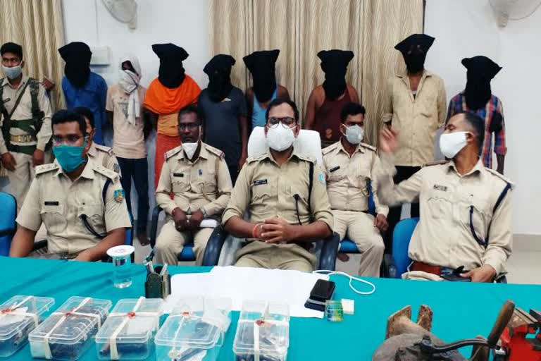 Mini gun factory busted in garhwa, 8 criminal arrested in garhwa, crime news of garhwa, गढ़वा में मिनी गन फैक्ट्री का पर्दाफाश, गढ़वा में 8 अपराधी गिरफ्तार, गढ़वा में अपराध की खबरें