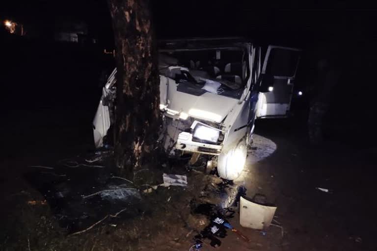 14 people injured in road accident in Giridih, road accident in Giridih, Bus collided with tree in Giridih, गिरिडीह में सड़क दुर्घटना में 14 लोग घायल, गिरिडीह में सड़क दुर्घटना, गिरिडीह में बस पेड़ से टकराई