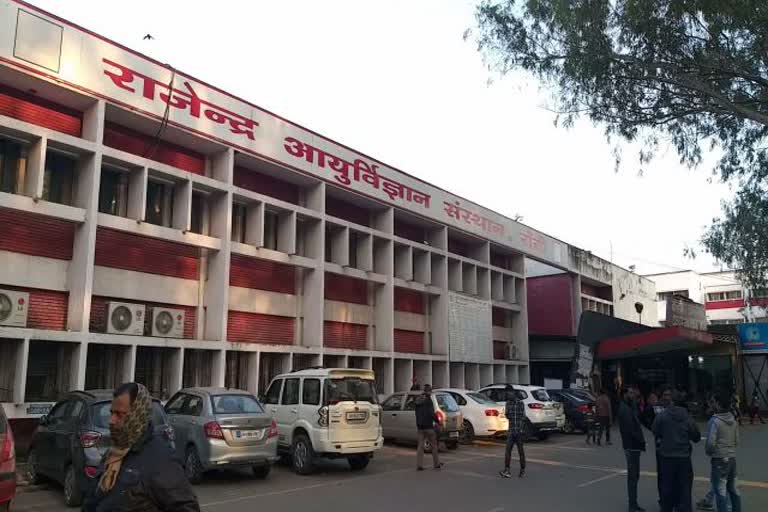 family of patient ruckus in RIMS, news of RIMS, रिम्स में मरीज के परिजनों का हंगामा, रिम्स की खबरें