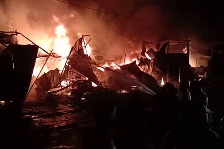 بریلی: فرنیچر گودام میں آتشزدگی، دو درجن سے زائد دکانیں جل کر خاکستر