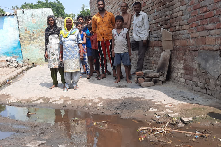 Broken roads and drains spread Rewadi-Rewda village in ghaziabad