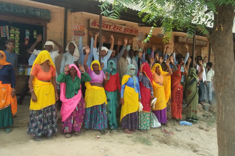 Dausa news, distribution of ration materials, Villagers protest