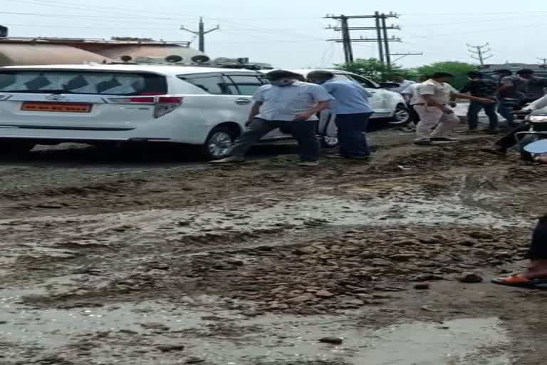 cm shivraj son Karthik car got stuck in mud