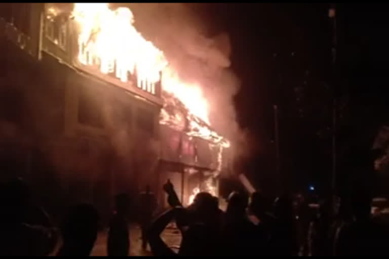JK:  Sixteen shops gutted in fire in Banihal market