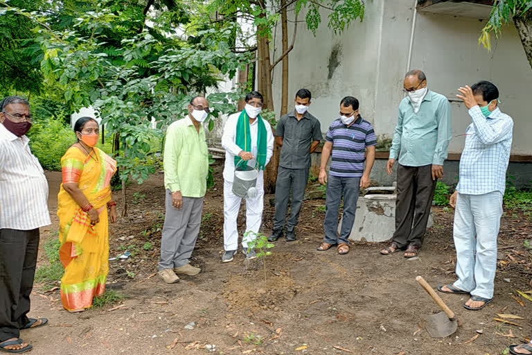 గ్రీన్ ఫ్రైడేలో భాగంగా మొక్కలు నాటిన జడ్పీ ఛైర్మన్