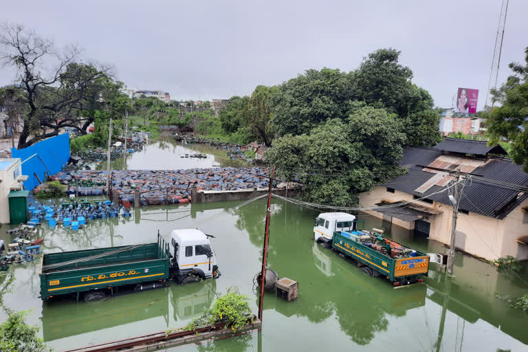 raichur-heavy-rains-flooded-the-water-causing-disaster