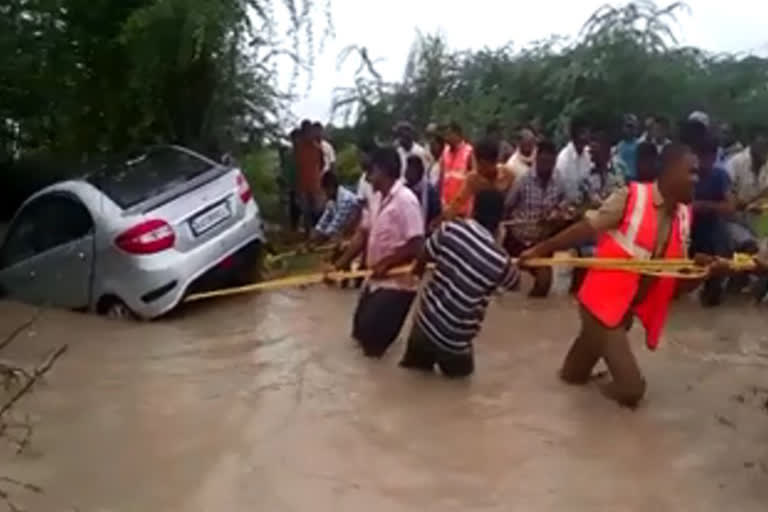 Police rescued people who were trapped in pond at tanguturu kurnool district