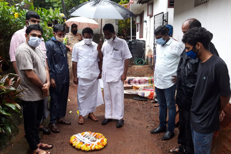 ബ്ലോക്ക് ജനറൽ സെക്രട്ടറി  കെഎസ്‌യു ബ്ലോക്ക് ജനറൽ സെക്രട്ടറി  അഴിക്കാട് കെഎസ്‌യു  വീട്ടമുറ്റത്ത് റീത്ത് വച്ചു  കണ്ണൂർ റീത്ത്  Azhikadu KSU activist house  Azhikadu block general secretary  kannur wreath  cpm- congress clash