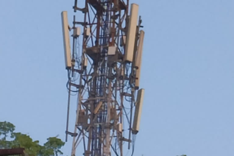 youth climbed on mobile tower, युवक चढ़ा मोबाइल टावर पर