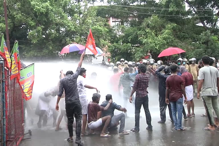 തൃശൂർ  thrissur  ktjeleel  demanding  resignation  bjp  yuvamorcha  police  protest  march  തൃശൂർ  ബിജെപി  യുവമോർച്ച