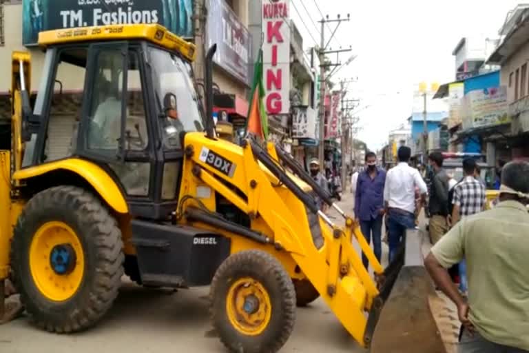 mahanagara-palike-clears-footpath-vendors-in-mysuru