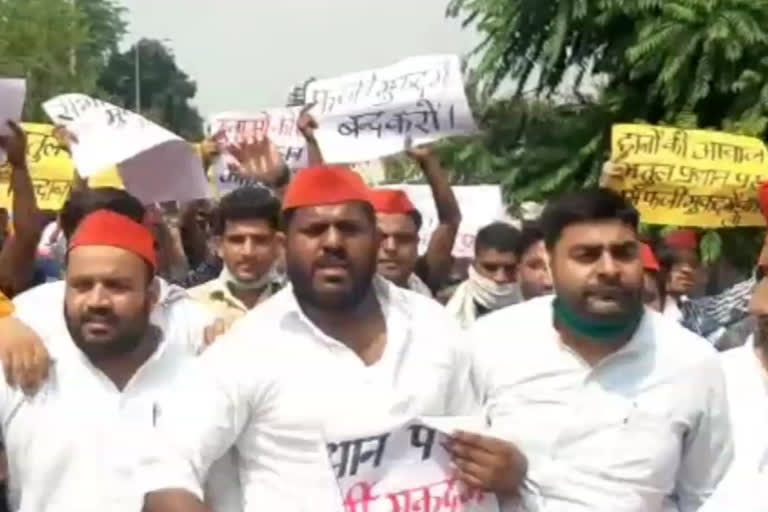 Samajwadi Party workers protest against the government's performance in Meerut