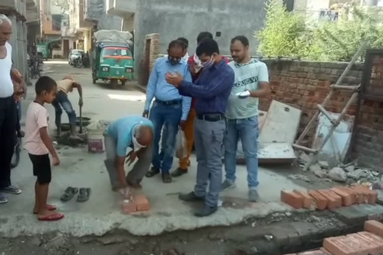 residents of budh vihar repair drainage by their own at rithala in delhi