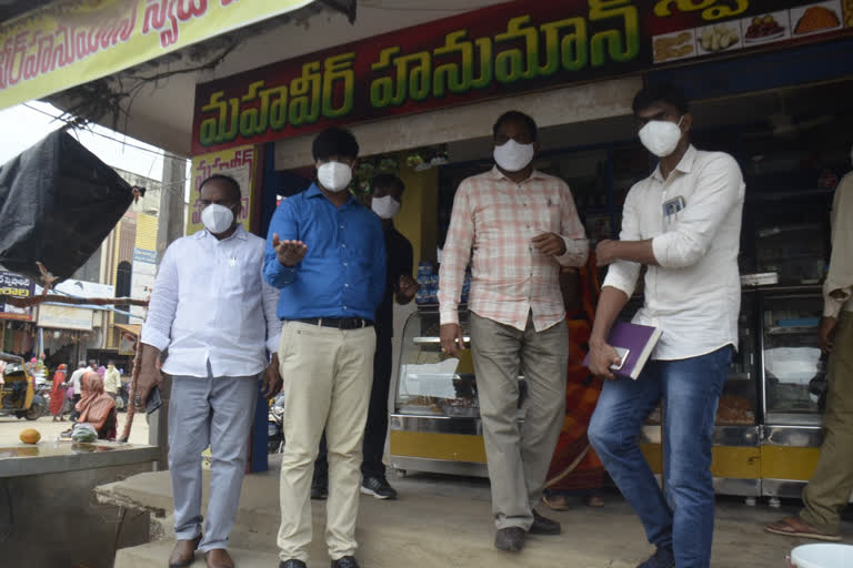 జిల్లా కేంద్రంలో అభివృద్ధి పనుల్ని పరిశీలించిన కలెక్టర్ గౌతమ్