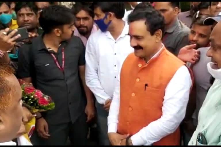 Private School Association expressed gratitude to Home Minister Dr. Narottam Mishra by offering flowers