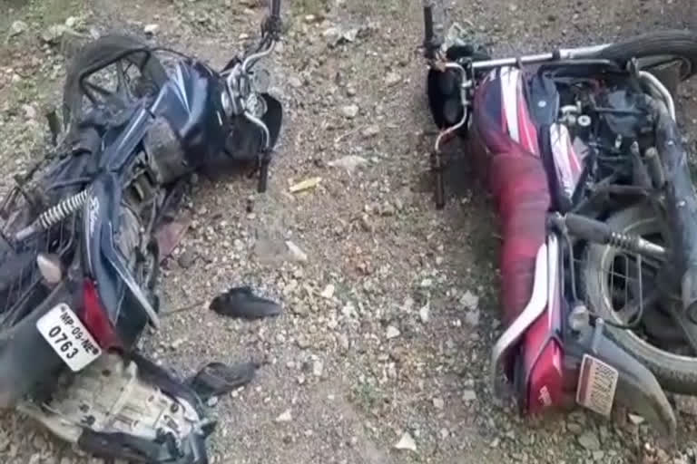 दो बाइकों में जबरदस्त भिड़ंत, Clash between two bikes