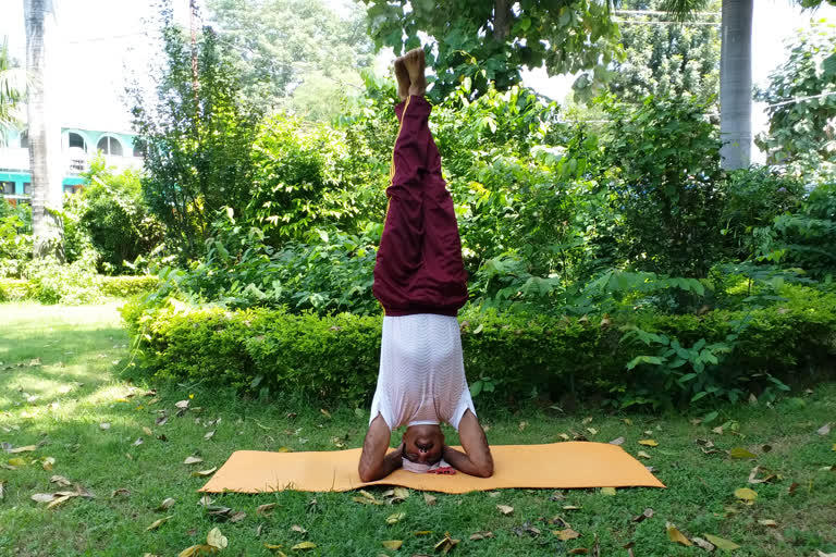 Jai Kumar doing Shirshasana