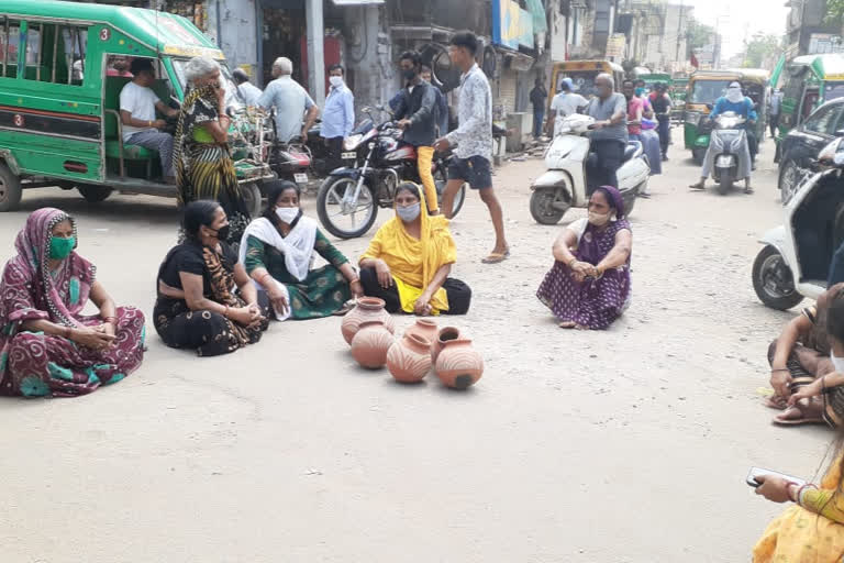 Women jammed the fort gate due to water problem in gwalior