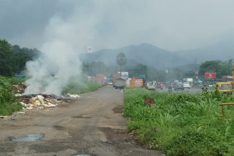 stinking smoke of the fire in vasai hit the drivers on the mumbai ahmedabad highway