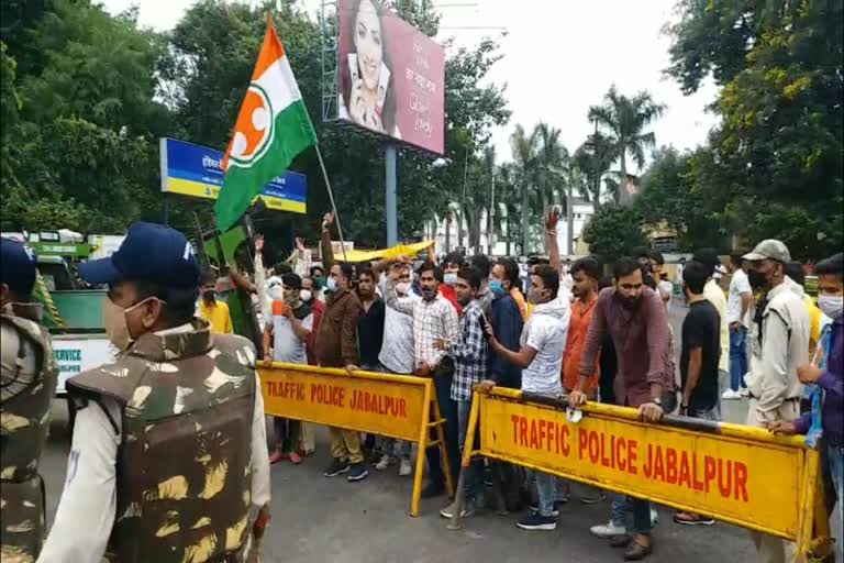 congress workers proteste in front of bjp mp rakesh singh house in jabalpur