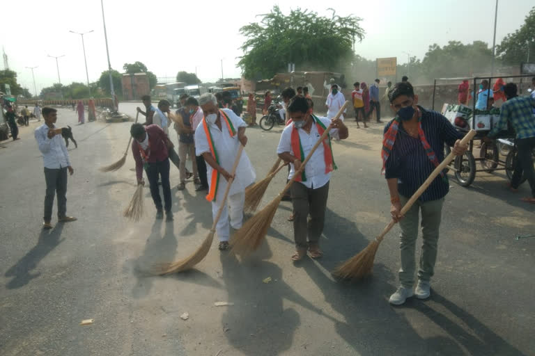 बायतु में भाजपा ने की सफाई, भाजपा कार्यकर्ताओं ने बांटे फल, BJP workers distributed fruits