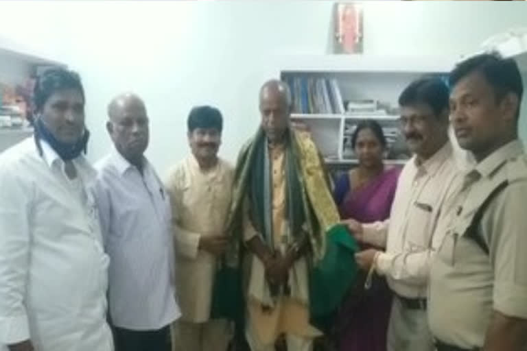 andheshree meet poet chigurumalla srinivas in bhadrachalam