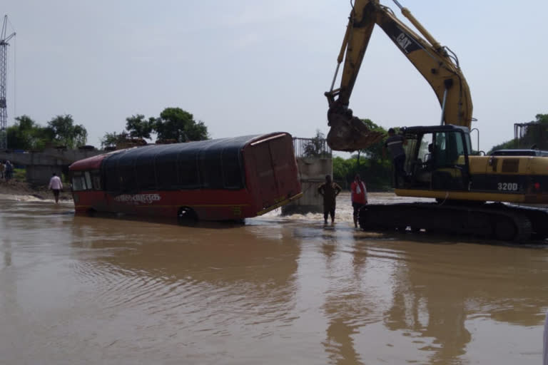 मालवाहतूक करणारी बस प्रवाहात अडकली