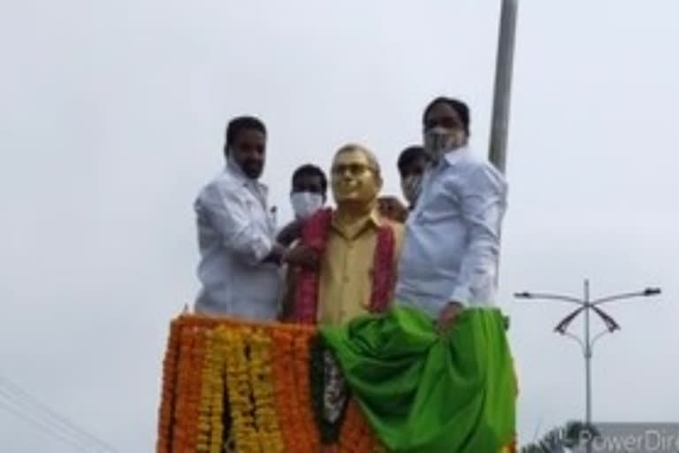 minister errabelli dayakar rao unveiling the statue of professor jayashankar at thorrur